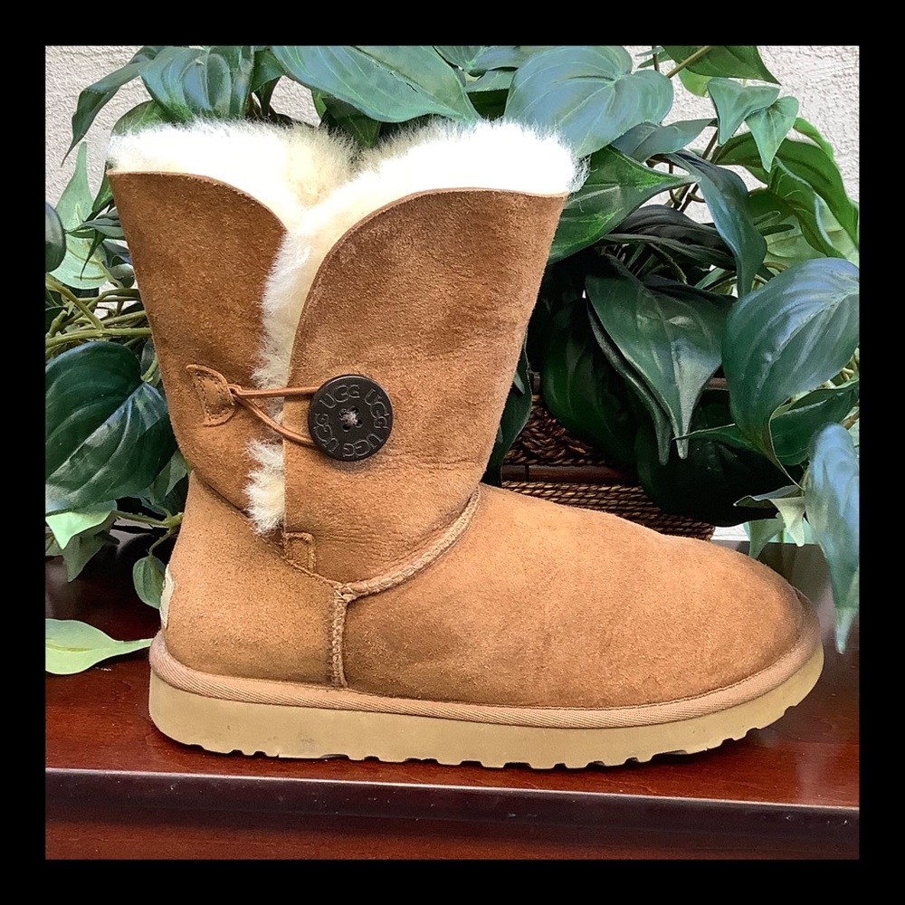 UGG Short Chestnut Bailey Button Boots